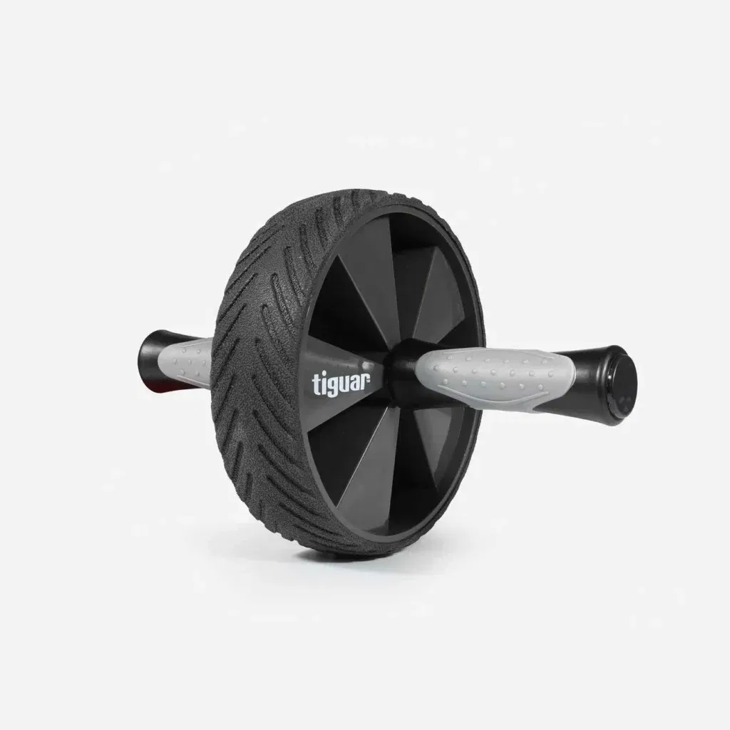 Ein schwarzer Bauchmuskelroller mit strukturiertem Rad, grauen Griffen und dem aufgedruckten Markennamen tiguar vor einem schlichten weißen Hintergrund.