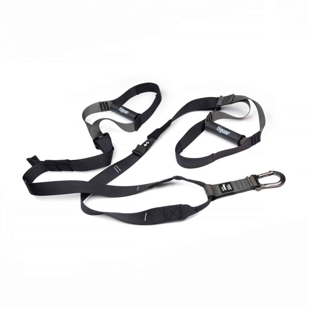 Ein schwarzes, verstellbares Band mit mehreren Schlaufen, Schnallen und einem Metallkarabiner an einem Ende auf weißem Hintergrund.