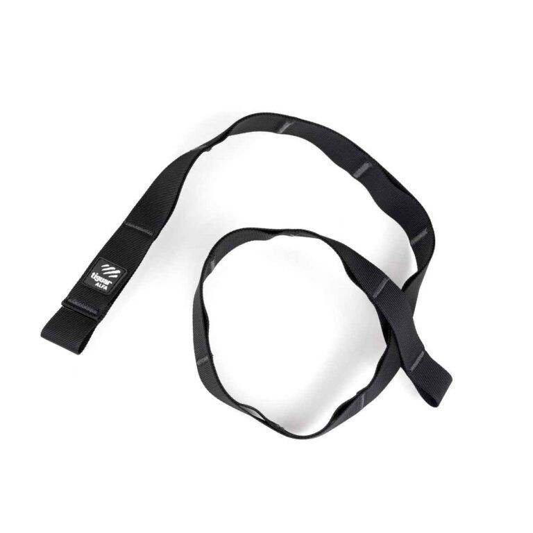 Ein schwarzes Nylonband mit aufgenähten Schlaufen, die sich in einem losen Kreis auf weißem Hintergrund aufrollen. An einem Ende des Bandes ist ein kleines schwarz-weißes Etikett mit einem Logo angenäht.