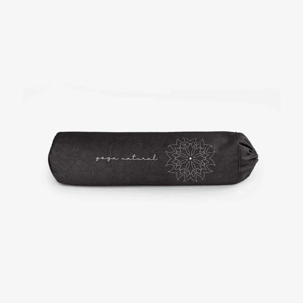 Eine schwarze, zylindrische Yogarolle mit einem weißen, geometrischen Mandala-Muster und den Worten 