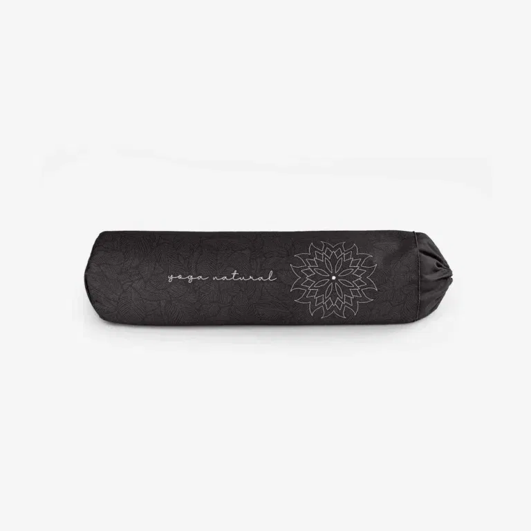 Eine schwarze, zylindrische Yogarolle mit einem weißen, geometrischen Mandala-Muster und den Worten 