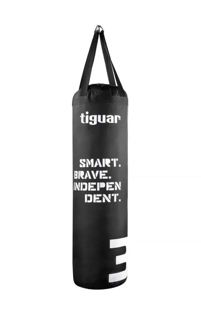 Ein schwarzer Boxsack mit zwei Griffen, oben mit der Aufschrift tiguar und den Worten SMART. BRAVE. INDEPENDENT. in fetten weißen Buchstaben auf der Vorderseite aufgedruckt.