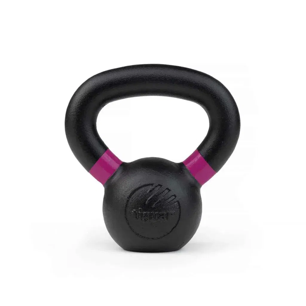 Eine schwarze Kettlebell mit lila Akzenten am Griff steht aufrecht auf einem weißen Hintergrund. Die Kettlebell hat eine runde Basis und einen dicken Griff, mit einem Logo auf der Vorderseite sichtbar.