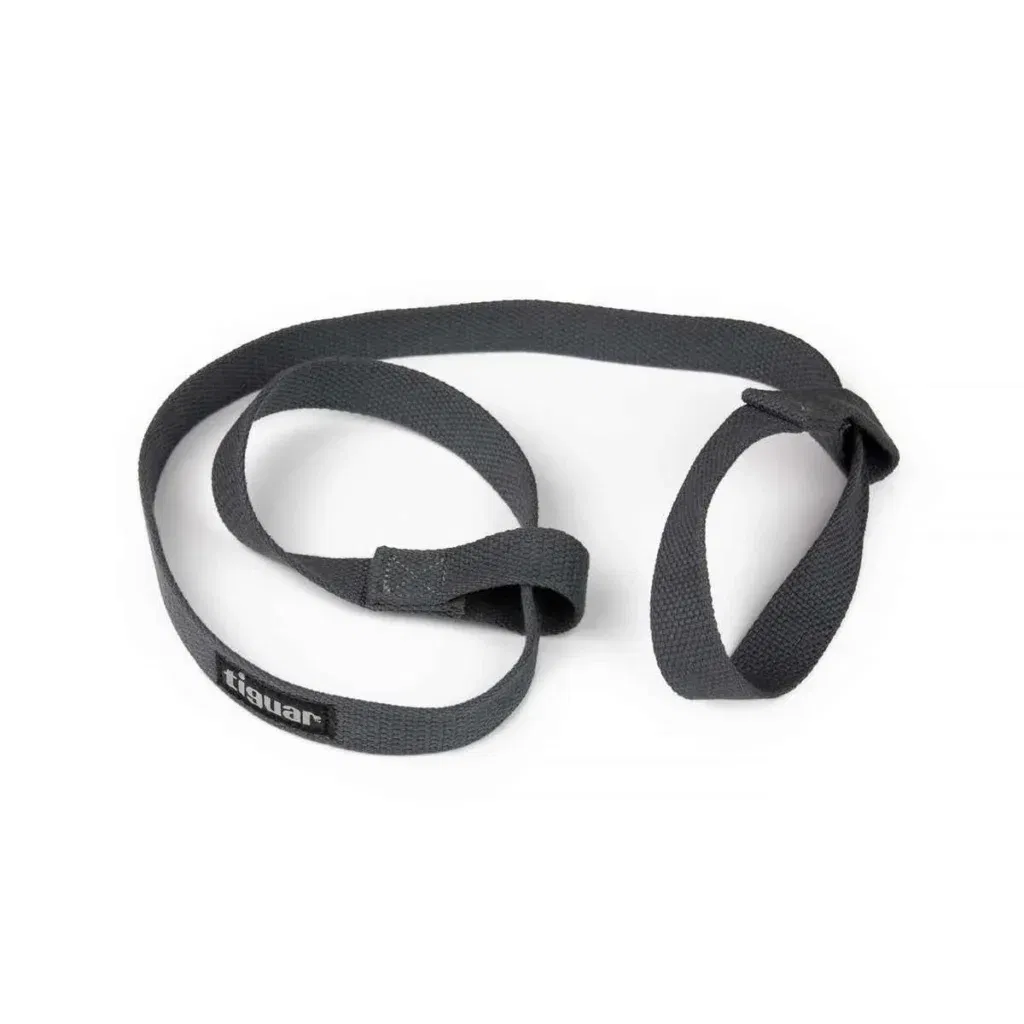 Ein schwarzer Yogariemen aus Stoff mit einer Schlaufe an einem Ende und einem kleinen Anhänger mit der Aufschrift Tiquan, auf weißem Hintergrund aufgewickelt.