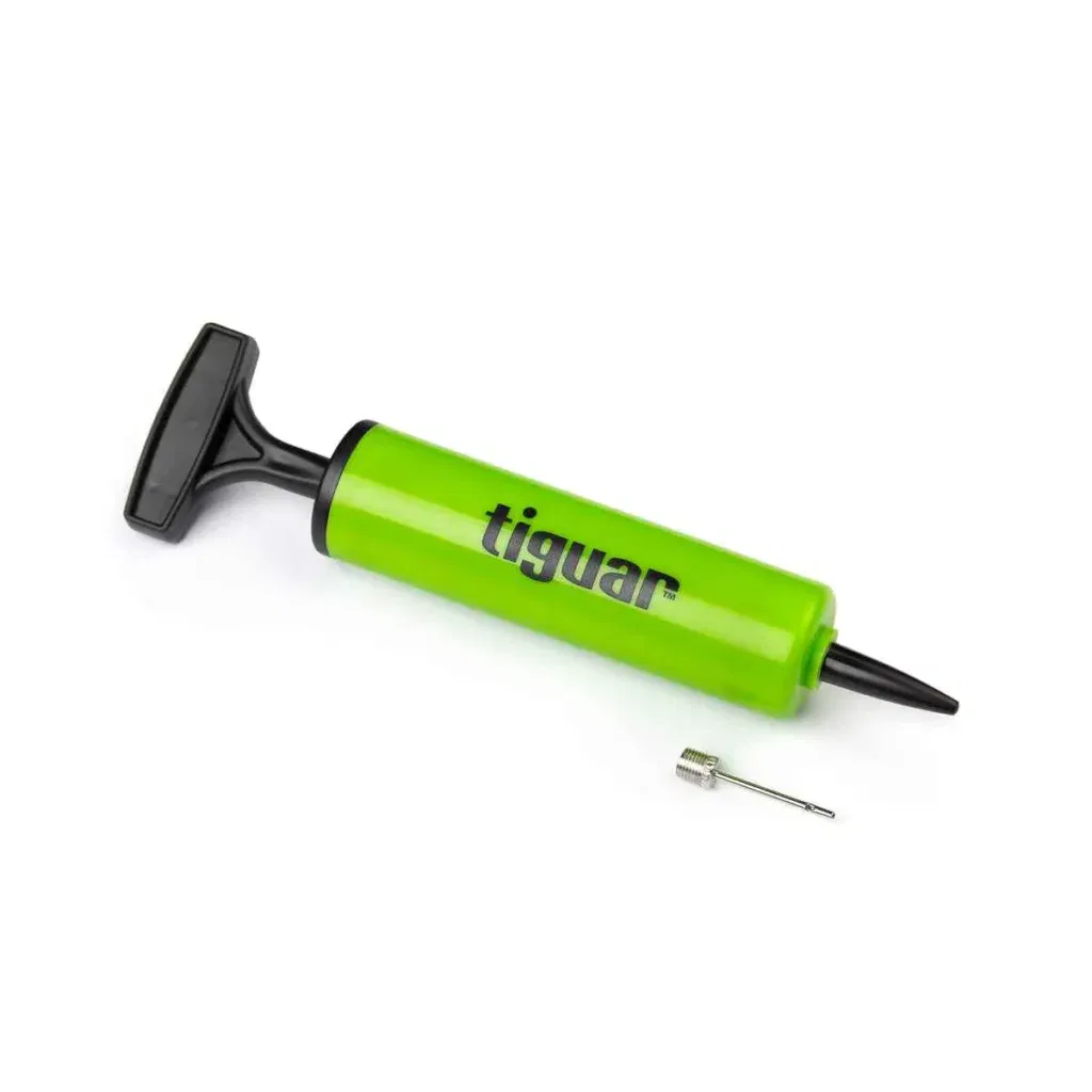 Eine grüne Handluftpumpe mit schwarzem Griff und Düse, beschriftet mit 