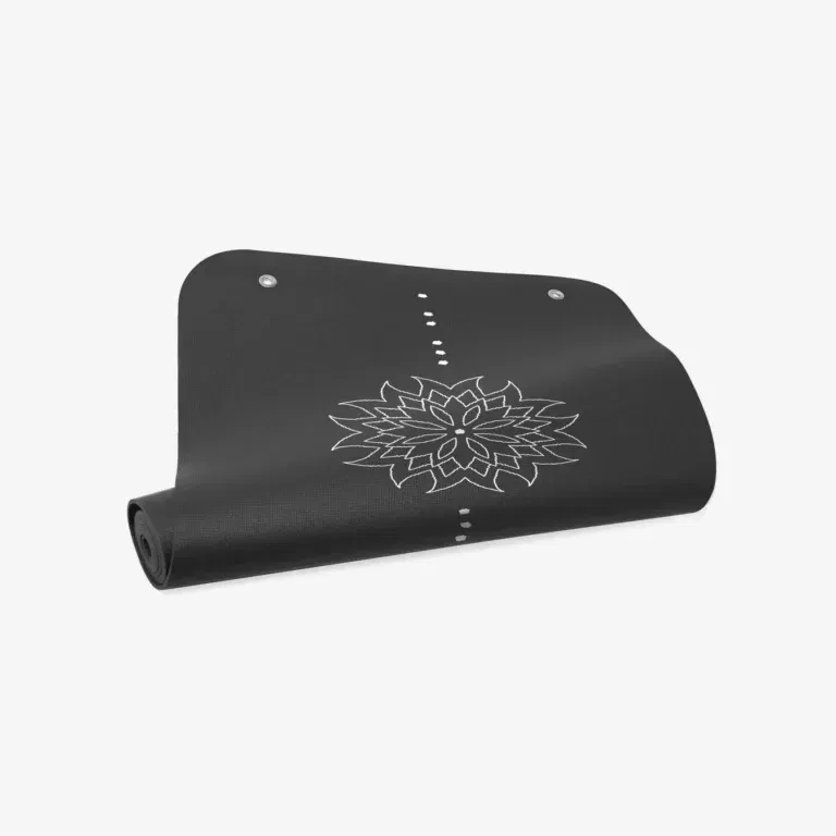 Eine teilweise aufgerollte schwarze Yogamatte mit einem weißen geometrischen Lotus-Muster und Ausrichtungsmarkierungen auf einem schlichten weißen Hintergrund.