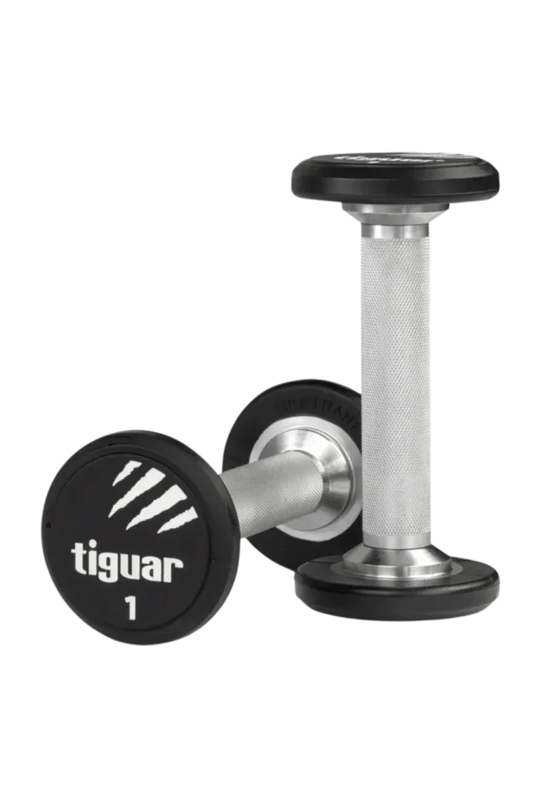 Abgebildet sind zwei silberne Hanteln mit schwarzen, runden Enden. Eine Hantel steht aufrecht, während die andere waagerecht liegt. Auf dem Ende der waagerecht liegenden Hantel sind das Wort tiguar und die Zahl 1 aufgedruckt.