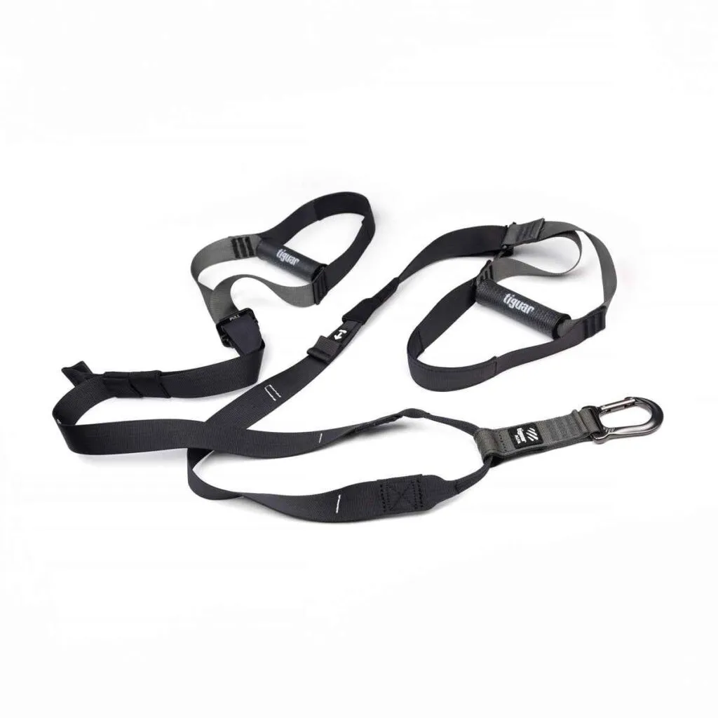 Ein schwarzes, verstellbares Band mit mehreren Schlaufen, Schnallen und einem Metallkarabiner an einem Ende auf weißem Hintergrund.
