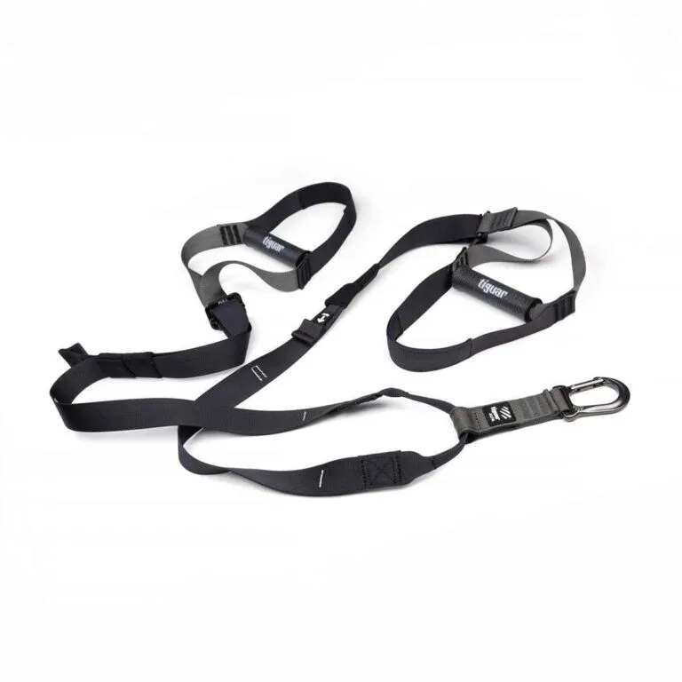 Ein schwarzes, verstellbares Band mit mehreren Schlaufen, Schnallen und einem Metallkarabiner an einem Ende auf weißem Hintergrund.