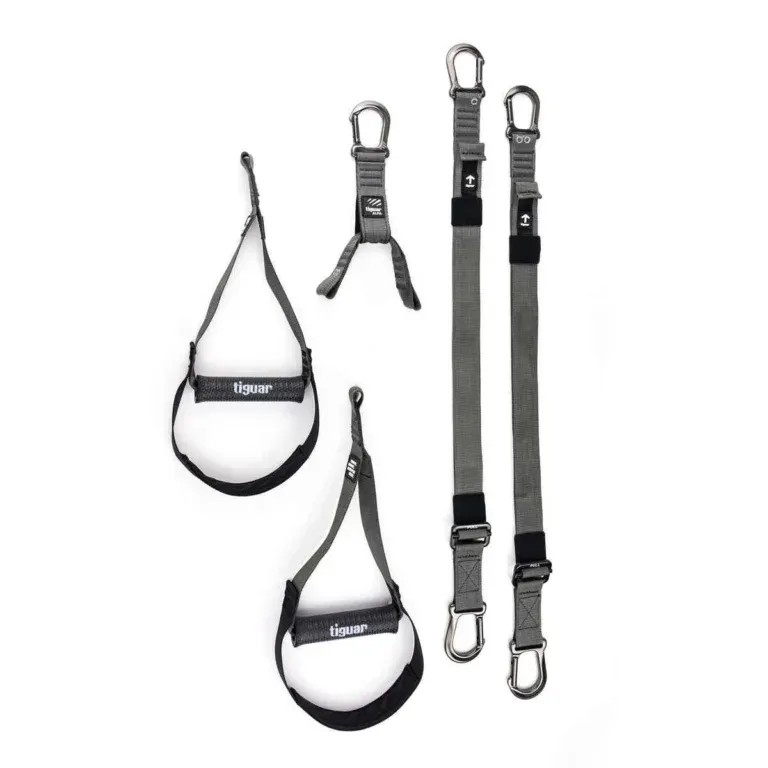 Zwei graue verstellbare Riemen mit Karabinerhaken, zwei schwarze und graue Fußfesseln und ein kurzer Verbindungsriemen, alle vor einem weißen Hintergrund. Die Gegenstände scheinen Fitness- oder Suspensionstrainingsgeräte zu sein.