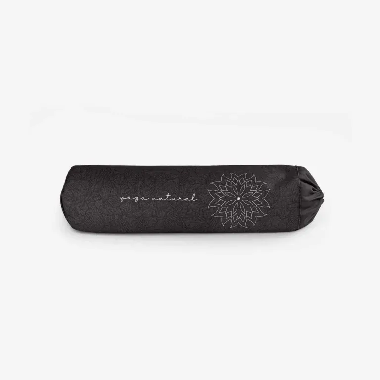 Eine schwarze, zylindrische Yogarolle mit einem weißen, geometrischen Mandala-Muster und den Worten 