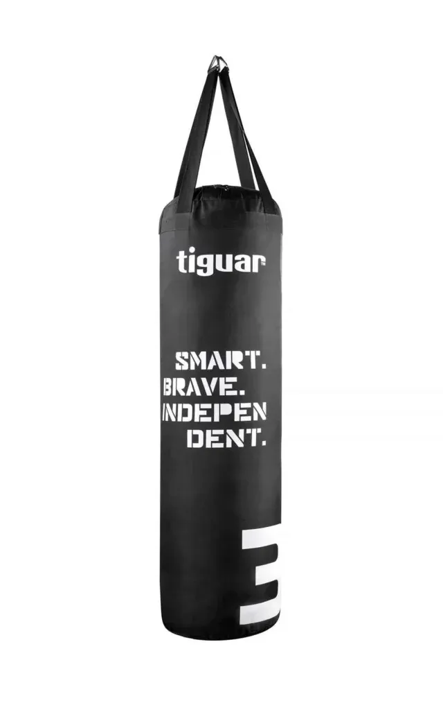 Ein schwarzer Boxsack mit zwei Griffen, oben mit der Aufschrift tiguar und den Worten SMART. BRAVE. INDEPENDENT. in fetten weißen Buchstaben auf der Vorderseite aufgedruckt.