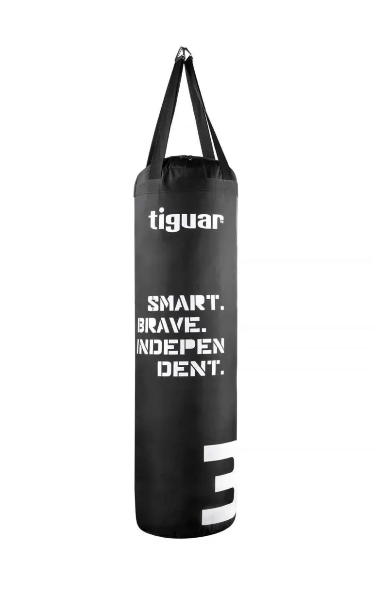 Ein schwarzer Boxsack mit zwei Griffen, oben mit der Aufschrift tiguar und den Worten SMART. BRAVE. INDEPENDENT. in fetten weißen Buchstaben auf der Vorderseite aufgedruckt.