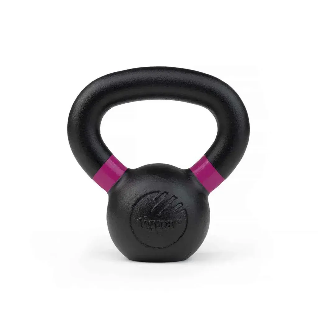 Eine schwarze Kettlebell mit lila Akzenten am Griff steht aufrecht auf einem weißen Hintergrund. Die Kettlebell hat eine runde Basis und einen dicken Griff, mit einem Logo auf der Vorderseite sichtbar.