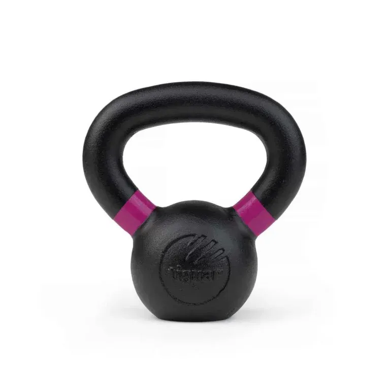 Eine schwarze Kettlebell mit lila Akzenten am Griff steht aufrecht auf einem weißen Hintergrund. Die Kettlebell hat eine runde Basis und einen dicken Griff, mit einem Logo auf der Vorderseite sichtbar.