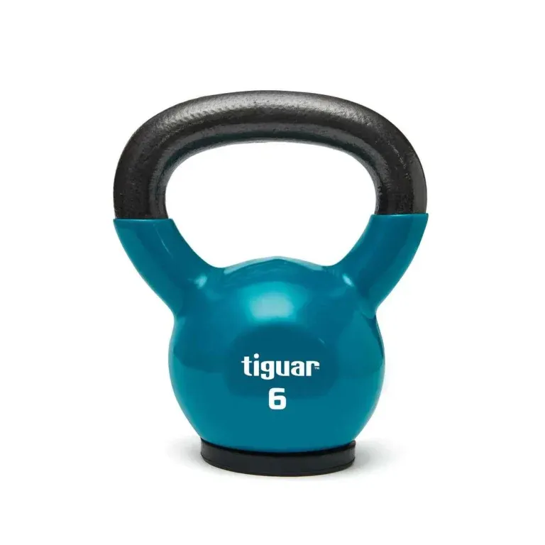 Eine blaugrüne Kettlebell mit schwarzem Griff, beschriftet mit tiguar 6, steht aufrecht auf weißem Hintergrund.