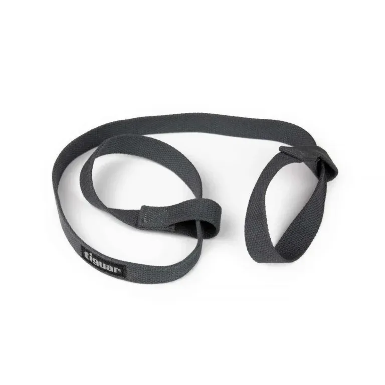 Ein schwarzer Yogariemen aus Stoff mit einer Schlaufe an einem Ende und einem kleinen Anhänger mit der Aufschrift Tiquan, auf weißem Hintergrund aufgewickelt.