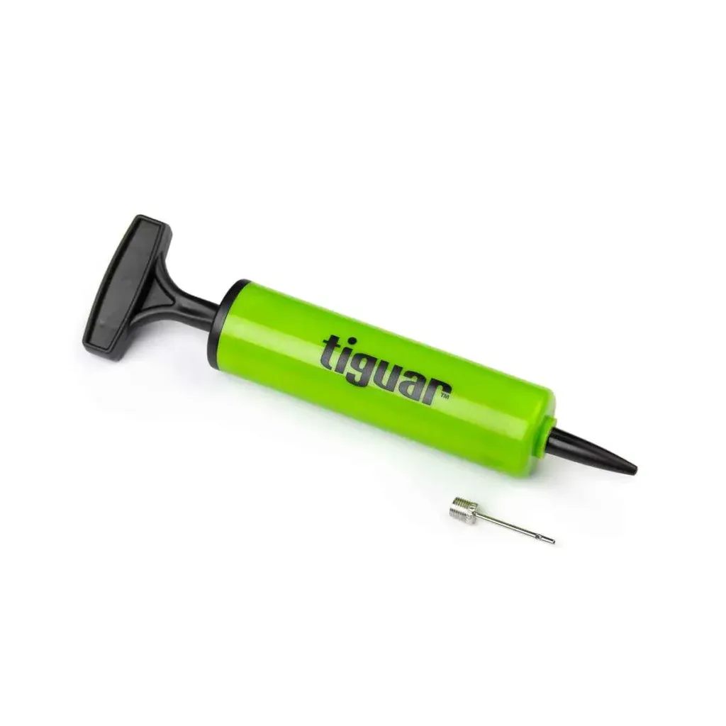 Eine grüne Handluftpumpe mit schwarzem Griff und Düse, beschriftet mit 