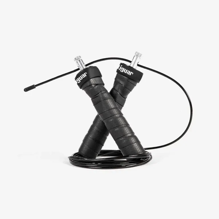 Ein schwarzes Speed-Springseil mit konturierten, umwickelten Griffen, die vor einem aufgerollten Seil gekreuzt sind, vor einem weißen Hintergrund.