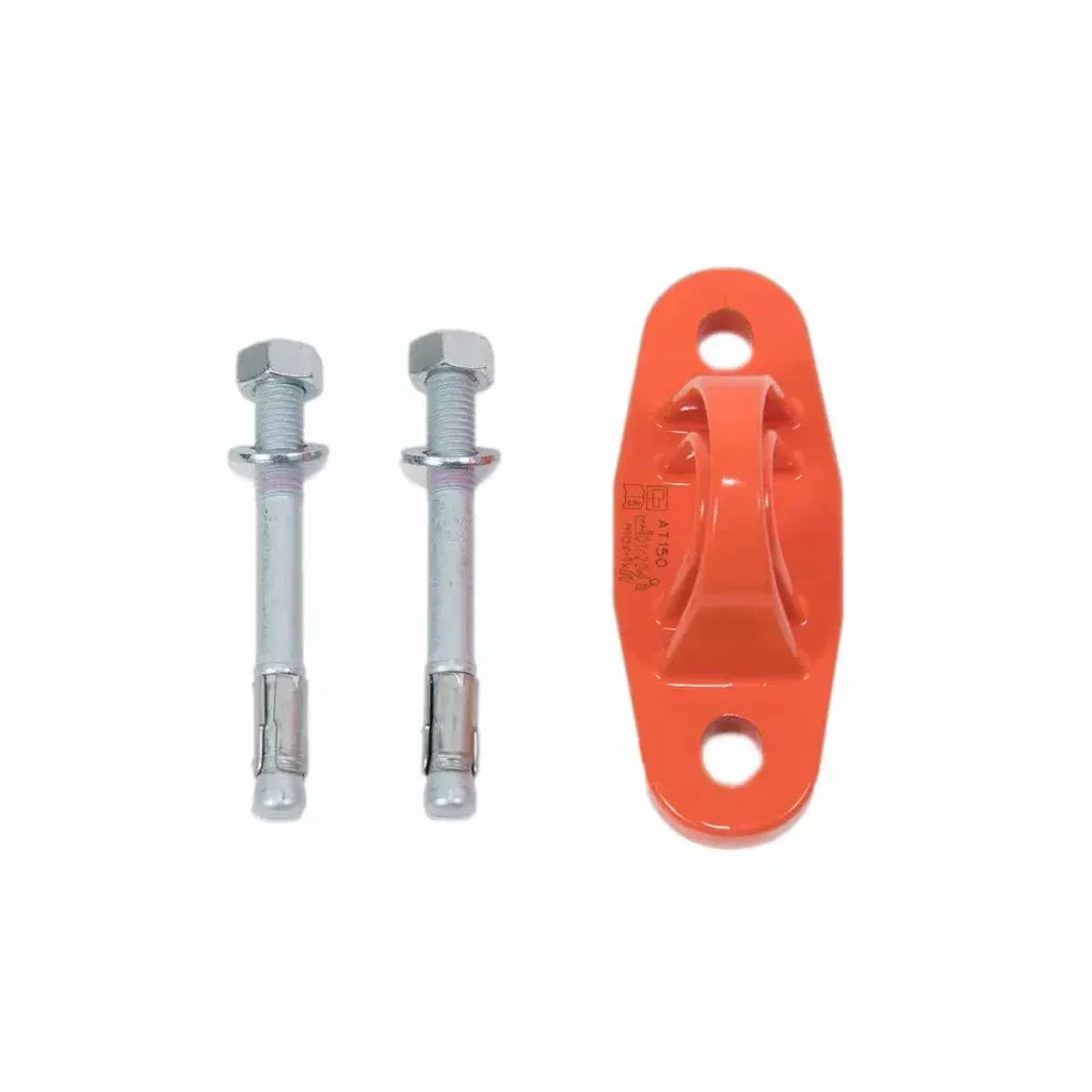 Zwei Metallanker und eine orangefarbene Metallwandankerplatte mit zwei Löchern und einer Schlaufe auf weißem Hintergrund.